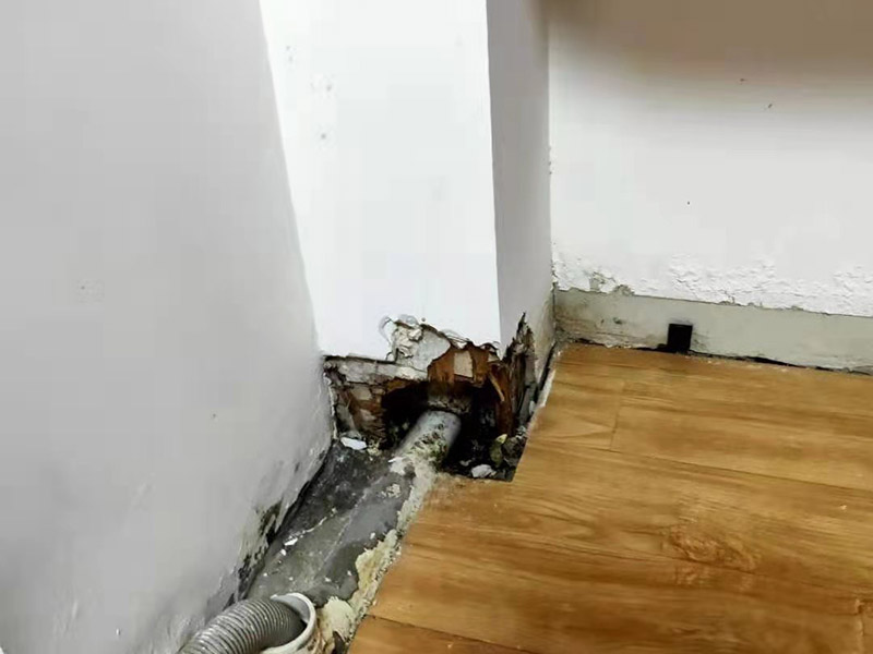墻內水管漏水維修:第一時間關掉自家的供水閥門，讓漏水帶來的影響盡可能的縮小。需要找到水管漏水的地方，最常使用的方法是水管打壓法。此方法需要將冷熱水管用軟管連接在一起使冷熱水形成一個圈，總閥門關閉，所有出水口只留一個口接上試壓器，其余關閉，這時試壓器的指針讀數(shù)為0。 搖動測壓桿至指針讀數(shù)到0.9-1.0之間，此時的水壓應為正常水壓的3-6倍。然后需要等待一定時間，不同管材需要的時間不一樣，但最少也需要半個小時。此時查看壓力值，如果降幅不超過0.5個壓，就沒有漏水。如果有漏點，壓力就會下降較多。 找到了漏水點，我們就要對漏水的管道進行維修或更換。首先要鑿開對應墻面，此過程中要注意對地板家居的保護。然后清理干凈管道上的殘渣，進行換新，連接好后要用防水膠對管道進行防水處理。