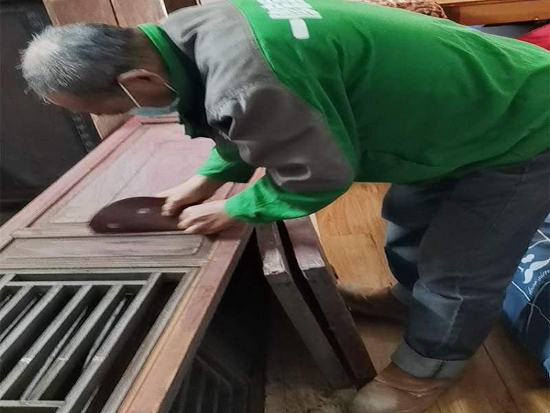 屏風家具打磨翻新：為了保持整件家具的完整性，在拆開時應先觀察結構。仔細觀察完家具的結構后，把每個部件都標做好序號以便翻新后安裝，在家具在拆時要按照組裝時相反的順序拆開。可以使用功率較大的吹風機來清理舊家具上的浮塵及積土，但是一定不能用濕布來擦，沒有看清楚部件本身面目之前就用濕布來擦拭會造成無法預料的傷害。家具去漆一般用細砂紙來輕輕的打磨，較硬的部位可以使用刀刮。注意去漆時原有的精雕部分不能破壞，否則會造成永久的損壞，怎么修補也沒有用。 最后就是對舊家具做漆面，它不是說簡單地刷漆就行，而要盡量保留家具原來的漆面。舊家具的漆膜也是一樣需要打磨的，要想效果好可以用人的來對家具反復摩擦。對于家具漆面的打磨要求不能留有死角、不能留有油污、色澤要均勻一致。