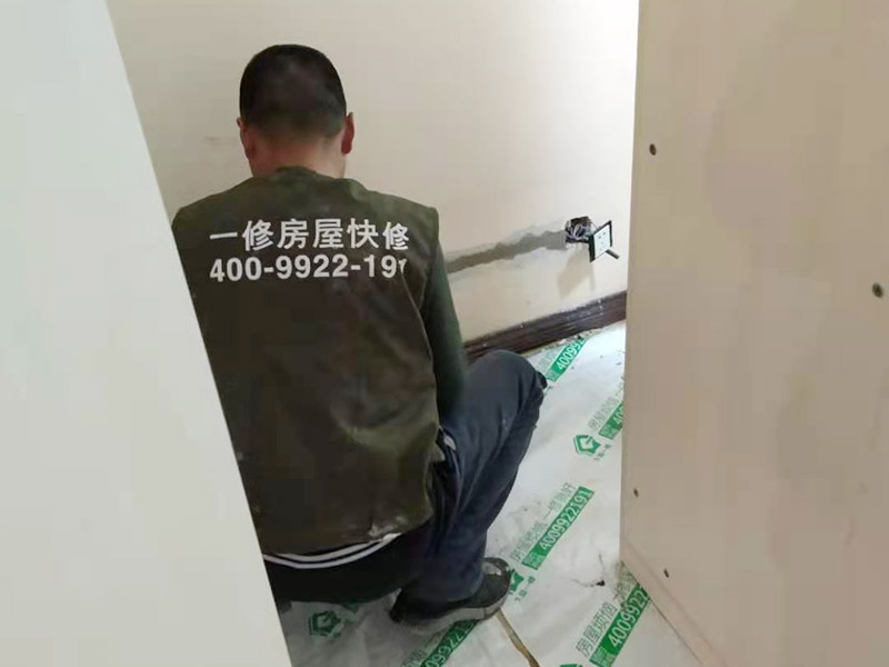 地板維修上門服務(wù)的專業(yè)師傅，通常如何局部更換木地板