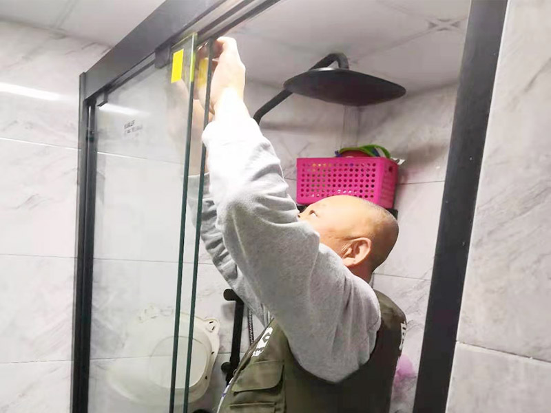 塑鋼門窗維修安裝中，經(jīng)常遇見鋁型材表面防護膜有殘留怎么辦
