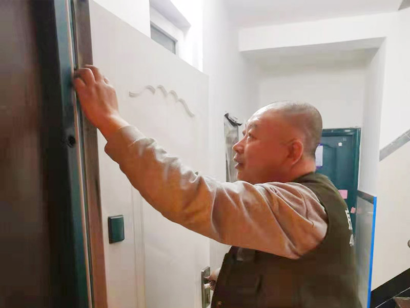 防盜門嘎吱嘎吱響怎么快速維修，上面維修安裝的師傅會怎么做