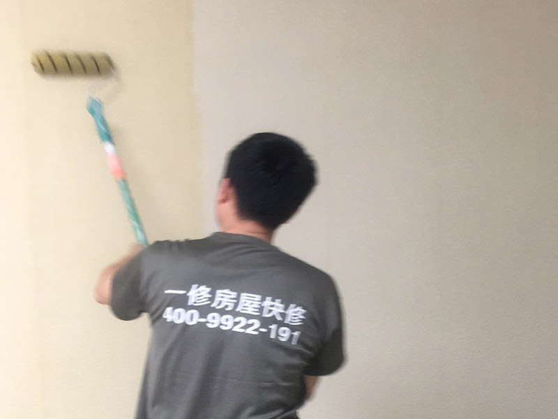 撕墻紙刷乳膠漆：1、首先，需要將壁紙清除干凈，弄濕了會更好撕下來。撕壞了也沒關(guān)系，反正壁紙是不要了的。只要保證墻面上干凈就OK。 2、然后，需要對墻面基層進(jìn)行打磨的。 3、如果拆完壁紙以后你發(fā)現(xiàn)基層并不平整的話，是需要進(jìn)行膩?zhàn)诱移焦ぷ鞯?；建議至少做一遍。 4、然后就是底漆和面漆的施工了。