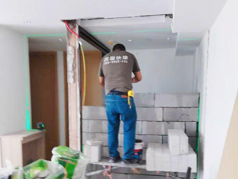 房屋局部改造：衛(wèi)生間改造中水電的改造尤為重要且需要最早開始著手，由于會涉及到浴霸采暖、燈光的線路走向、水管的入墻等問題，所以在改造之前需制定一個詳細的水電走向設計，從而提高安全質(zhì)量以及滿足裝修業(yè)主們生活的需要。衛(wèi)生間內(nèi)的防水涂料是由地面延伸到墻面的，涂刷過程中精良的保證厚度均勻。還需要處理好地面和墻面交界處的各類管件的涂刷。待防水處理完全確定后，等待地面干透就可以做后續(xù)的工程了。