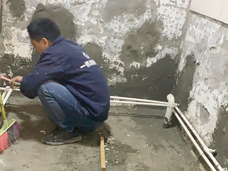 廁所墻面清理修補：首先，是基層不牢固的話，就必須要將基層全部剔除，從新進行基層的裝修處理；甚者，墻面基層裂縫太大，會嚴重影響家人的生活安全，必須找相關(guān)房產(chǎn)企業(yè)進行處理。 將破損墻磚取出，用切割機在離損壞的墻磚的四周5到6毫米處切槽，用切割刀將墻磚縫的水泥稍微刮下一些，再用切割刀吧墻磚表面的釉面劃開一道口，以便把墻磚敲碎取出，用錘子把墻磚敲碎后取下來，如果水泥粘得太牢，可以用錘子和鏨子把破損的墻磚剔下。然后，將磚上的砂漿全部刮干凈，然后在107膠中加入適量的水泥，并攪拌成糊狀。