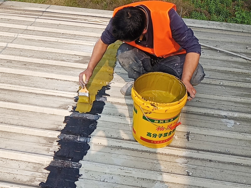 輕鋼瓦屋頂防水打膠:清理基層，施工前要將基層表面的塵土和雜物清理干凈，然后用熱熔法改性瀝青卷材對防水層施工前在水落口、管根、陰陽角等細部先做好附加層。 1、陰雨天氣不能進行防水工作和保溫施工。 2、卷材的防水層質(zhì)量要符合要求，干燥程度要達到一定標準。 3、屋頂?shù)墓战?、天溝和卷材搭接、水落口等?jié)點部位，要鋪貼牢固，要符合屋面防水工程技術(shù)規(guī)范。 4、防水卷材鋪貼時基層和卷材之間的排氣要充分，避免過度拉緊和皺褶。 5、防水卷材鋪貼要順直，要嚴格按照基層的彈標線來施工。 6、鋪設(shè)保溫層時一定要保護好防水層。