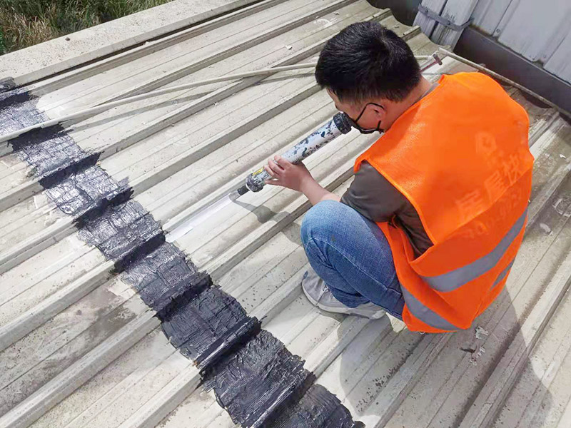 輕鋼瓦屋頂防水打膠:清理基層，施工前要將基層表面的塵土和雜物清理干凈，然后用熱熔法改性瀝青卷材對防水層施工前在水落口、管根、陰陽角等細部先做好附加層。 1、陰雨天氣不能進行防水工作和保溫施工。 2、卷材的防水層質(zhì)量要符合要求，干燥程度要達到一定標準。 3、屋頂?shù)墓战恰⑻鞙虾途聿拇罱?、水落口等?jié)點部位，要鋪貼牢固，要符合屋面防水工程技術(shù)規(guī)范。 4、防水卷材鋪貼時基層和卷材之間的排氣要充分，避免過度拉緊和皺褶。 5、防水卷材鋪貼要順直，要嚴格按照基層的彈標線來施工。 6、鋪設(shè)保溫層時一定要保護好防水層。