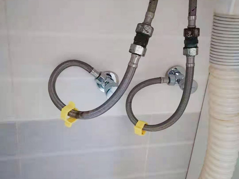 局部改造維修：衛(wèi)生間改造中水電的改造尤為重要且需要最早開始著手，由于會涉及到浴霸采暖、燈光的線路走向、水管的入墻等問題，所以在改造之前需制定一個詳細的水電走向設計，從而提高安全質量以及滿足裝修業(yè)主們生活的需要。 其次就是需要對其做相應的防水處理。因為在日常的家庭中，衛(wèi)生間的水是處處可見的，非常潮濕。衛(wèi)生間內的防水涂料是由地面延伸到墻面的，涂刷過程中精良的保證厚度均勻。還需要處理好地面和墻面交界處的各類管件的涂刷。待防水處理完全確定后，等待地面干透就可以做后續(xù)的工程了。 接下來就是貼瓷磚了。衛(wèi)生間改造中貼瓷磚不僅僅會有裝飾作用還能加強墻面和地面的防水效果。 衛(wèi)生間改造中一般都需要做吊頂處理，當然，美觀的同時作為淋浴的場所防水等方面也需要注意
