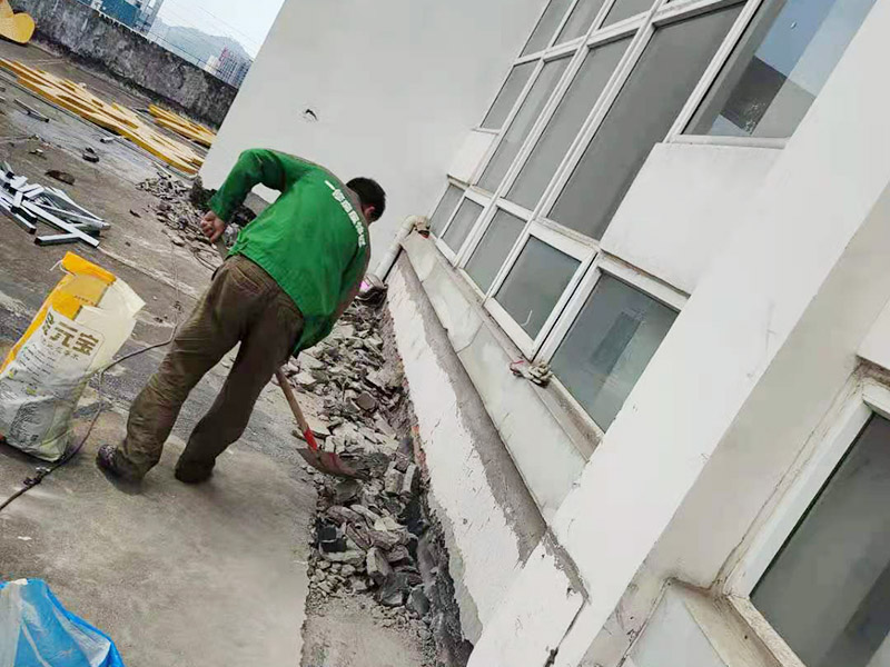 屋頂鏟除建渣裝袋：涂膜防水層依附于基層，基層質(zhì)量好壞，直接影響防水涂膜的質(zhì)量。因而在涂膜施工前，應對基層進行認真的檢查和必要的處理，使之達到涂膜施工的要求。涂料的涂布應采取“先高后低、先遠后近、先立面后平面”的施工順序。同一屋面上先涂布排水比較集中的水落口、天溝、檐口等節(jié)點部位，再進行大面積的涂布。
