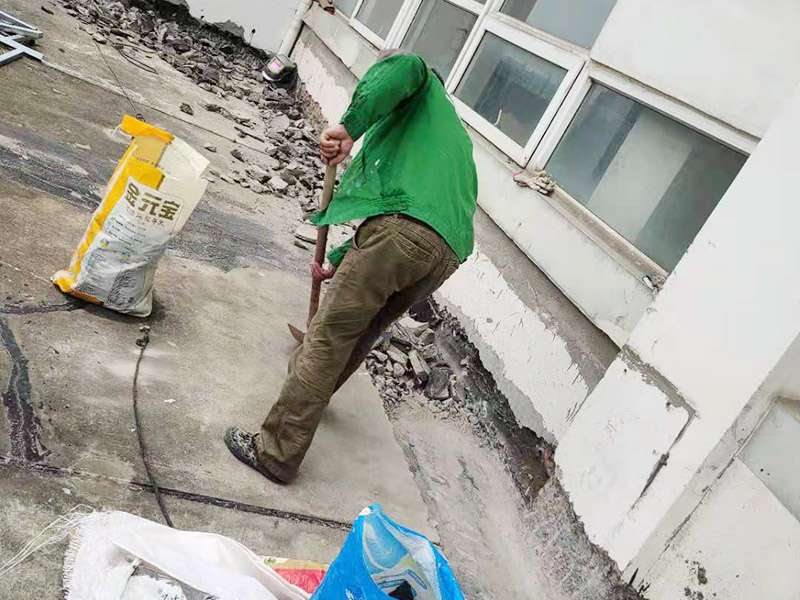 屋頂鏟除建渣裝袋：涂膜防水層依附于基層，基層質(zhì)量好壞，直接影響防水涂膜的質(zhì)量。因而在涂膜施工前，應對基層進行認真的檢查和必要的處理，使之達到涂膜施工的要求。涂料的涂布應采取“先高后低、先遠后近、先立面后平面”的施工順序。同一屋面上先涂布排水比較集中的水落口、天溝、檐口等節(jié)點部位，再進行大面積的涂布。