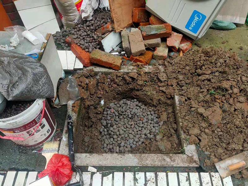 庭院植物底部防水：找到本來的防水層，由于防水層不是顯露的，是在面層下部，有必要將面層進(jìn)行悉數(shù)根除，找到本來的防水層。將原防水層根除以后，找平，將本來下部保溫層里存的水進(jìn)行排干，設(shè)一些排氣孔做排氣辦法，將保溫層里的水分排干。做完防水層以后，必定要做找坡處理，不要形成屋面部分存水，通常設(shè)置水泥砂漿找平找坡，找坡的斜度不小于3%。再進(jìn)行閉水實(shí)驗(yàn)，不漏水為合格，再進(jìn)行康復(fù)上面的維護(hù)及鋪貼面磚裝修。