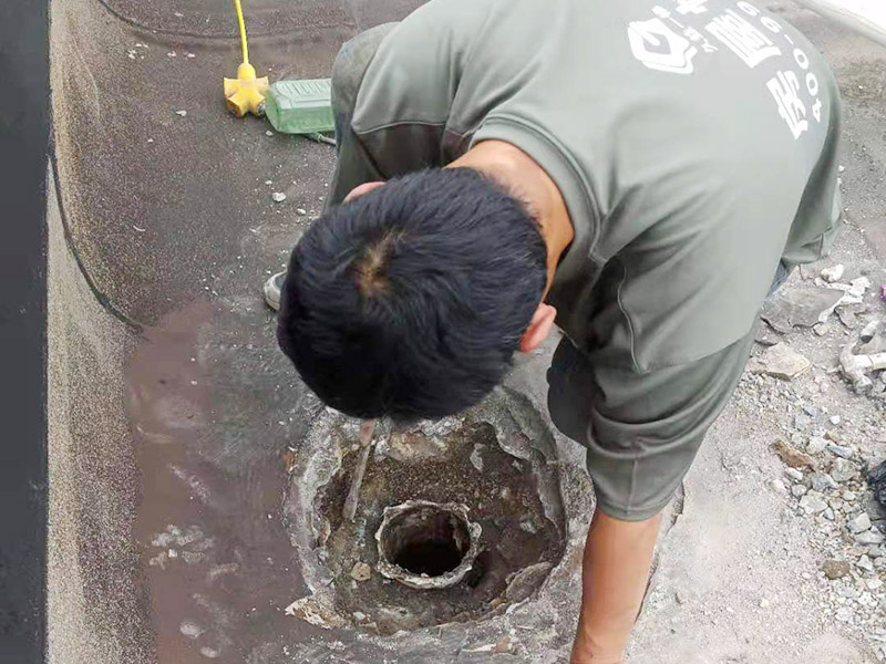 屋頂排水管疏通防水：屋頂排水不做好，不止是樓頂住戶遭殃哦，如果上面沒問題，就是整體防水層出問題了，結(jié)構(gòu)板阻水，水從薄弱的地方留出很正常，如果這里在下面堵了，會從別的地方出來。首先就先要將周邊清理干凈然后再電鉆疏通維修。