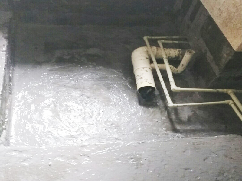 廁所地面找平施工：更換衛(wèi)生間的地磚，在將原有地磚鑿去之后，一定要先用水泥砂漿將地面找平，回填建議最理想用陶粒，次之用輕質(zhì)磚，常用建渣，亦可架空，煤渣也可較少了。然后再做防水處理。攪勻防水材料，要均勻一致，操作時(shí)先墻面后地面，從內(nèi)向外退著操作,待干固后做閉水試驗(yàn)幾天，然后再開始貼磚。