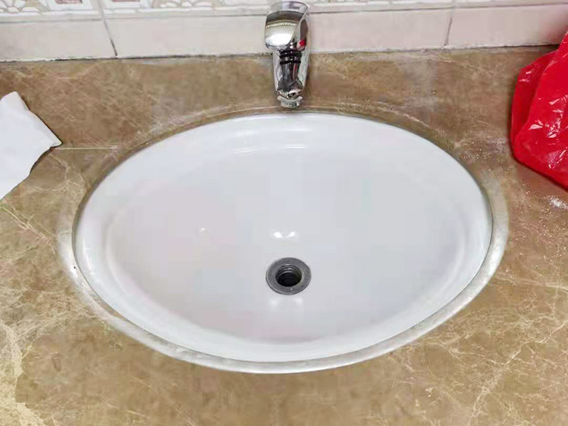 衛(wèi)生間地面防水貼磚：衛(wèi)生間地面先清理基層，然后用水泥砂漿修補鋪平,然后涂上防水涂料。 然后貼磚先把地板上灑上水，然后灑一層干水泥，再鋪一層沙漿，然后把地磚鋪在沙漿上。