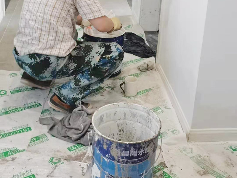 墻面粉刷翻新裝修：鏟除原有墻面已經(jīng)被水浸過的部分，或用尼龍刷或者粗砂紙將其鏟除，磨平。直到露出水泥砂漿墻面或膩?zhàn)訉?。凸凹不平的表面需要找平就可以批刮膩?zhàn)樱?膩?zhàn)哟蚰ネ戤吅?，會留下一些瑕疵。所以刷過一遍漆后才會很明顯，這時候就需要找補(bǔ)了。接著底漆的刷涂效果會直接影響面漆的效果。