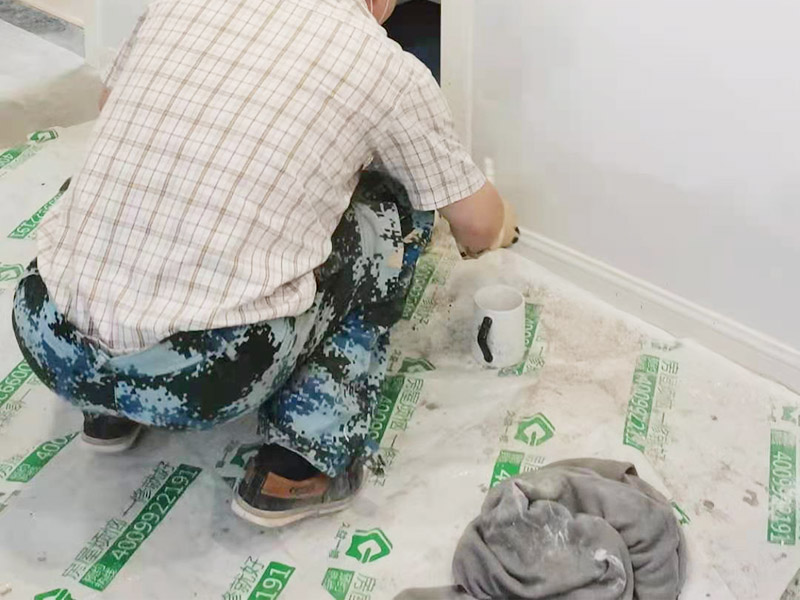 墻面粉刷翻新裝修：鏟除原有墻面已經(jīng)被水浸過的部分，或用尼龍刷或者粗砂紙將其鏟除，磨平。直到露出水泥砂漿墻面或膩?zhàn)訉?。凸凹不平的表面需要找平就可以批刮膩?zhàn)樱?膩?zhàn)哟蚰ネ戤吅?，會留下一些瑕疵。所以刷過一遍漆后才會很明顯，這時候就需要找補(bǔ)了。接著底漆的刷涂效果會直接影響面漆的效果。