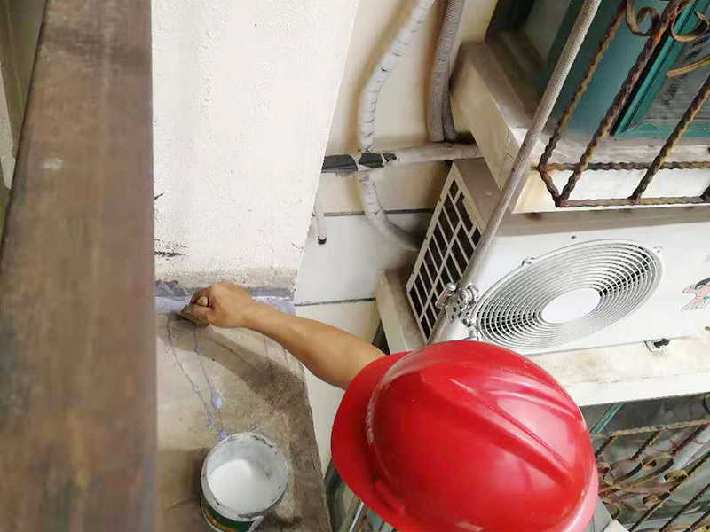 外墻高空打膠防水：首先把墻面用掃把清理干凈，表面無浮灰，如果有坑洞，不平，開裂的要先進(jìn)行修補(bǔ)，補(bǔ)平?；炷翂推鰤K墻的接縫處，施工洞等區(qū)域掛網(wǎng)，主要避免不同材料之間的接縫處容易開裂。抹防水砂漿。