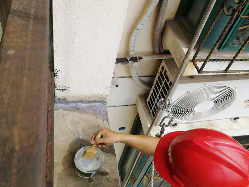 外墻高空打膠防水：首先把墻面用掃把清理干凈，表面無浮灰，如果有坑洞，不平，開裂的要先進(jìn)行修補(bǔ)，補(bǔ)平。混凝土墻和砌塊墻的接縫處，施工洞等區(qū)域掛網(wǎng)，主要避免不同材料之間的接縫處容易開裂。抹防水砂漿。