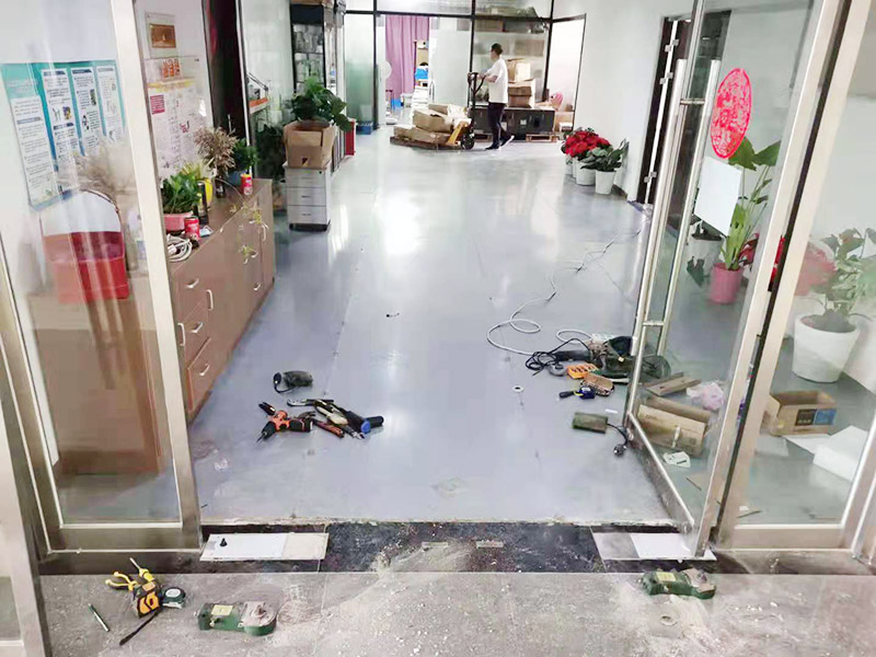 玻璃門(mén)地彈簧更換：地彈簧是一種閉門(mén)器，而這種閉門(mén)器在玻璃門(mén)中使用較多。玻璃門(mén)地彈簧也是一種液壓式閉門(mén)器，其壓緊彈簧的裝置為蝸輪，主要是因?yàn)槲佪喛梢哉聪蛐D(zhuǎn)，根據(jù)玻璃門(mén)地彈簧的特點(diǎn)，基本配置是天軸和地軸，除了玻璃門(mén)，可以適用于幾乎所有木制、鋼制、鋁合金門(mén)和使用玻璃門(mén)夾的無(wú)邊框玻璃門(mén)。