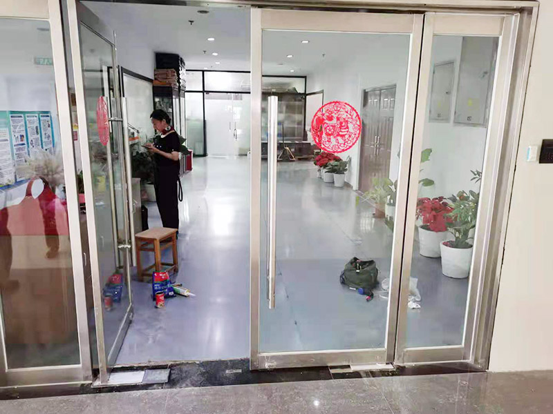 玻璃門(mén)地彈簧更換：地彈簧是一種閉門(mén)器，而這種閉門(mén)器在玻璃門(mén)中使用較多。玻璃門(mén)地彈簧也是一種液壓式閉門(mén)器，其壓緊彈簧的裝置為蝸輪，主要是因?yàn)槲佪喛梢哉聪蛐D(zhuǎn)，根據(jù)玻璃門(mén)地彈簧的特點(diǎn)，基本配置是天軸和地軸，除了玻璃門(mén)，可以適用于幾乎所有木制、鋼制、鋁合金門(mén)和使用玻璃門(mén)夾的無(wú)邊框玻璃門(mén)。
