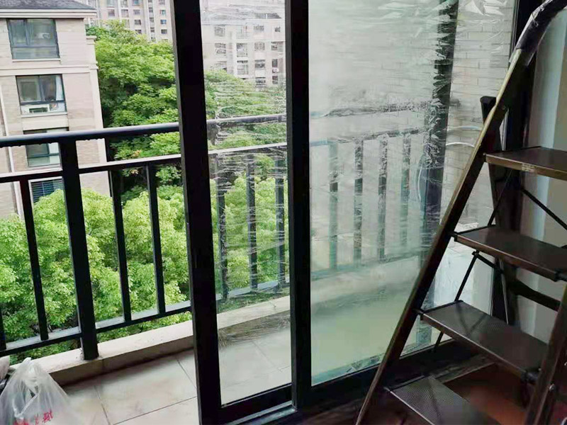 玻璃門(mén)地彈簧更換：地彈簧是一種閉門(mén)器，而這種閉門(mén)器在玻璃門(mén)中使用較多。玻璃門(mén)地彈簧也是一種液壓式閉門(mén)器，其壓緊彈簧的裝置為蝸輪，主要是因?yàn)槲佪喛梢哉聪蛐D(zhuǎn)，根據(jù)玻璃門(mén)地彈簧的特點(diǎn)，基本配置是天軸和地軸，除了玻璃門(mén)，可以適用于幾乎所有木制、鋼制、鋁合金門(mén)和使用玻璃門(mén)夾的無(wú)邊框玻璃門(mén)。