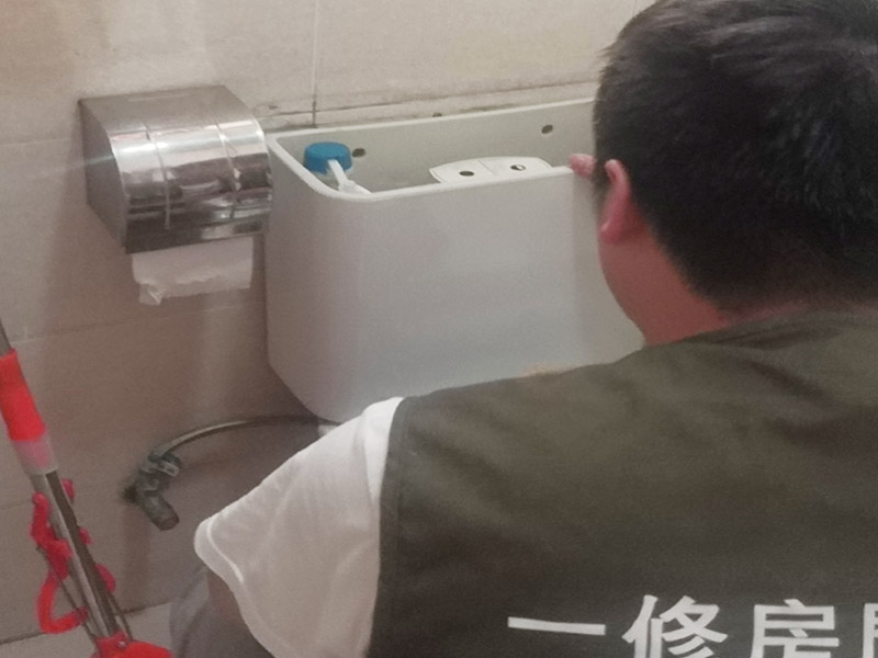局部拆除維修：榻榻米的安裝是一個很講究工藝且相對較為復雜的過程，沒有專業(yè)人士的輔助，是根本裝不上的。只能安裝在固定的地方，所以后期如果有空間需要重新規(guī)劃只能拆除它，拆除時榻榻米可能就不能保證不損壞。