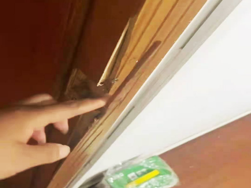 門框破損維修：首先將破損的洞清理干凈，用砂紙打磨一下除去污垢，將膩子和好填在空洞內(nèi)，等膩子干后用砂紙打磨光滑，或者速干膠干透的木渣也是打磨光滑，除去上邊的灰塵。然后使用修補膏或者油漆對修補平整光滑的膩子上調(diào)色，還原成與周圍一樣的色彩，用吹風機快速吹干油漆。