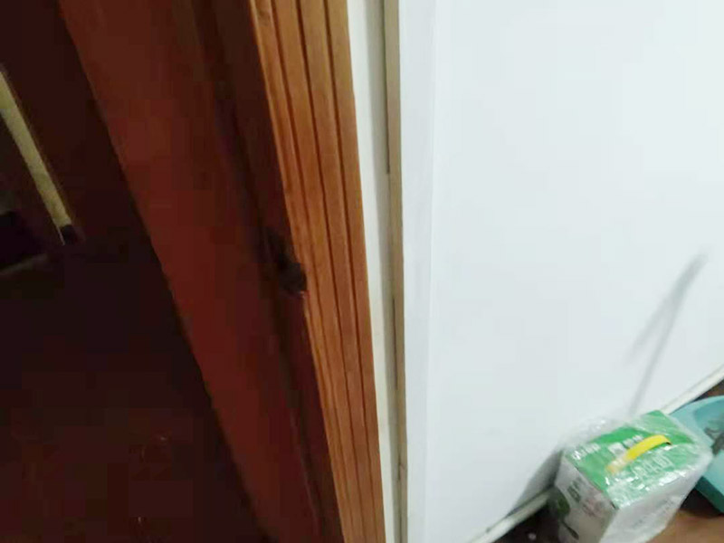 門框破損維修：首先將破損的洞清理干凈，用砂紙打磨一下除去污垢，將膩子和好填在空洞內(nèi)，等膩子干后用砂紙打磨光滑，或者速干膠干透的木渣也是打磨光滑，除去上邊的灰塵。然后使用修補膏或者油漆對修補平整光滑的膩子上調(diào)色，還原成與周圍一樣的色彩，用吹風機快速吹干油漆。