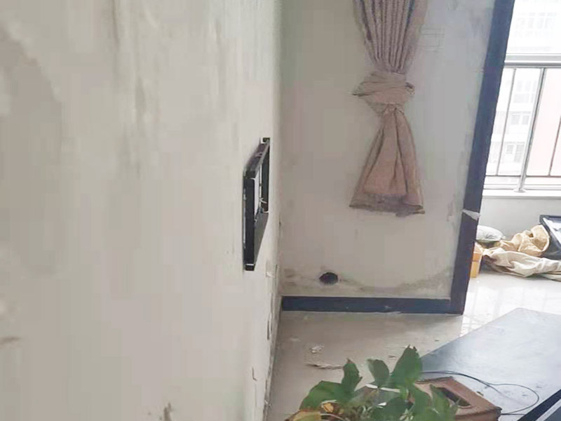 墻面空鼓掉皮維修：首先將空鼓部分敲掉，將涂料層除去，對墻面作找平處理，然后使用石膏基防霉耐水批土做墻面滿批后再刷一底二面的漆就可以了。重新進行墻面粉刷，粉刷時需要注意，需要在粉刷前一天將墻面濕潤。