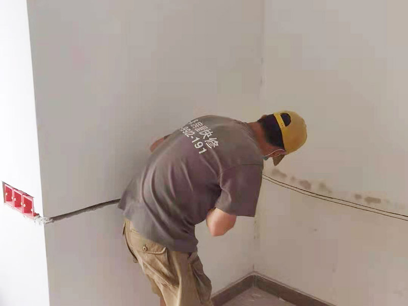 電路開槽移位維修：電路線路開槽深度應一致，槽線頂直，應先在墻面彈出控制線后，再用云石機切割墻面，人工開槽。線路安裝時必須加護線套管，套管連接應緊密、平順，直角拐角處應將角內側切開，切口一側切圓弧形接口后，折彎安裝。