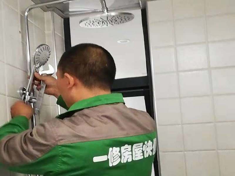 家里浴霸壞了找誰修,如果臨時(shí)無法找到合適的師傅上門維修浴霸，開關(guān)問題可以自己處理哦