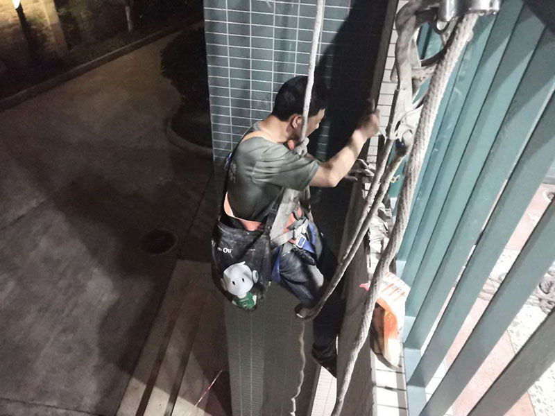 武漢防水工人常用的陽臺(tái)補(bǔ)漏施工技巧，頂樓漏水怎樣做
