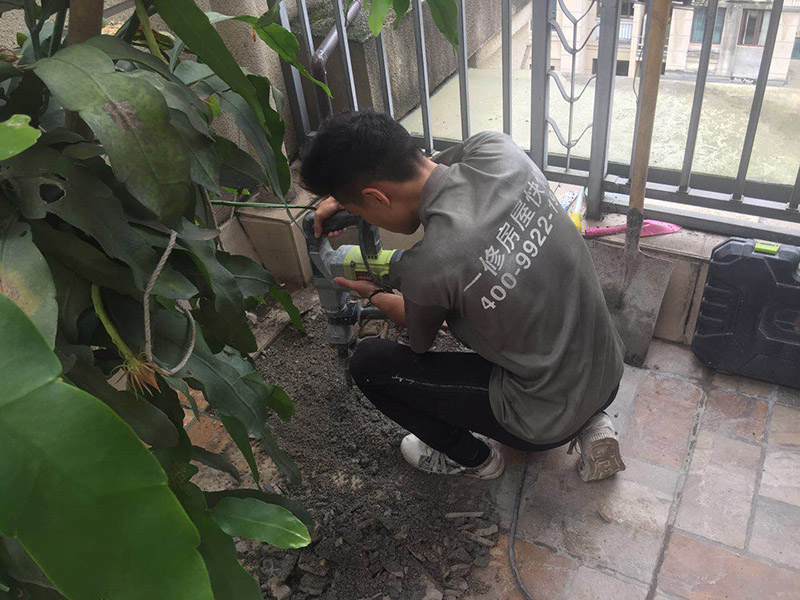 武漢防水工人常用的陽臺(tái)補(bǔ)漏施工技巧，頂樓漏水怎樣做