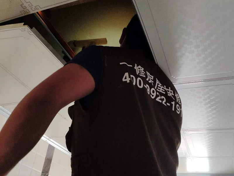 衛(wèi)生間天花板維修該找誰，武漢維修公司如何維修天花板