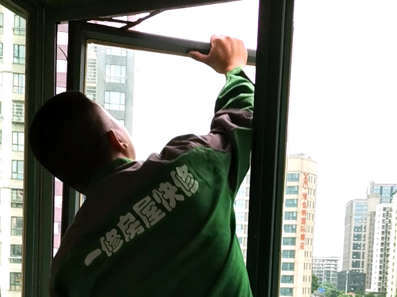 重慶窗戶維修工人通常如何解決門窗變形、漏風(fēng)的問題
