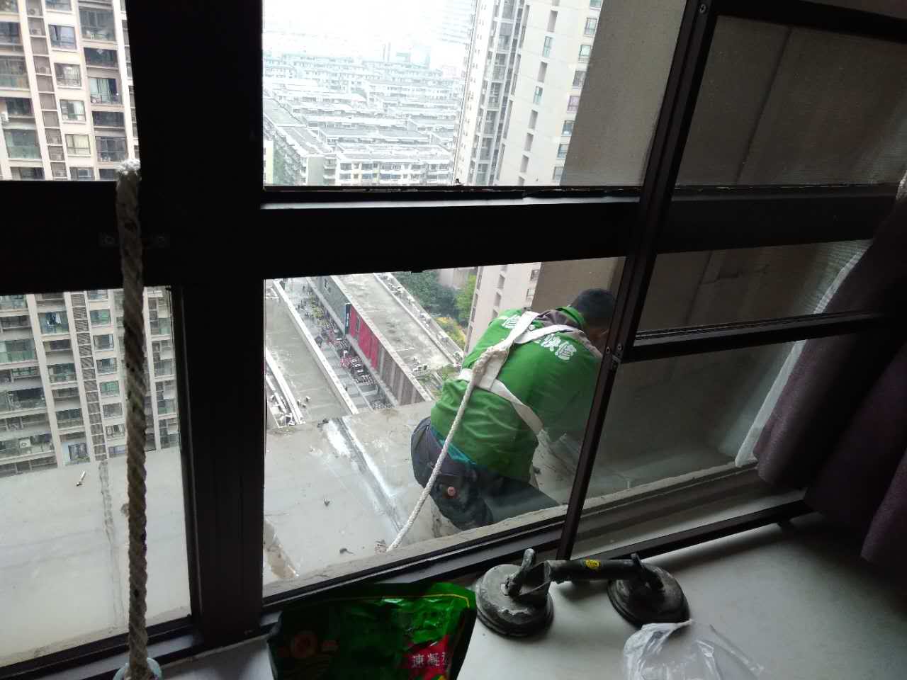雨季窗戶漏水很糟心，一修教你找原因，