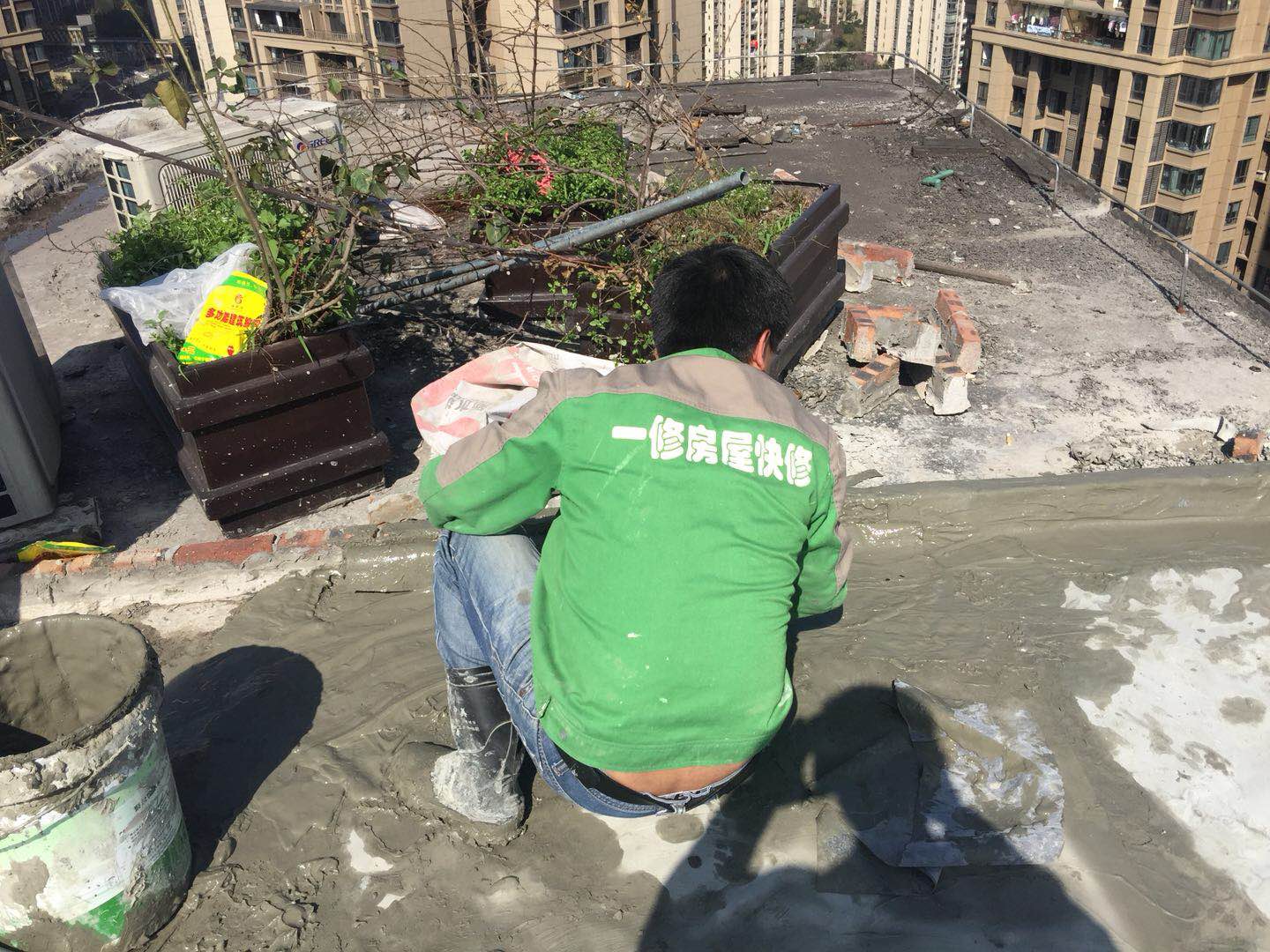 唐山房頂滲水,樓房房頂滲水怎么處理？