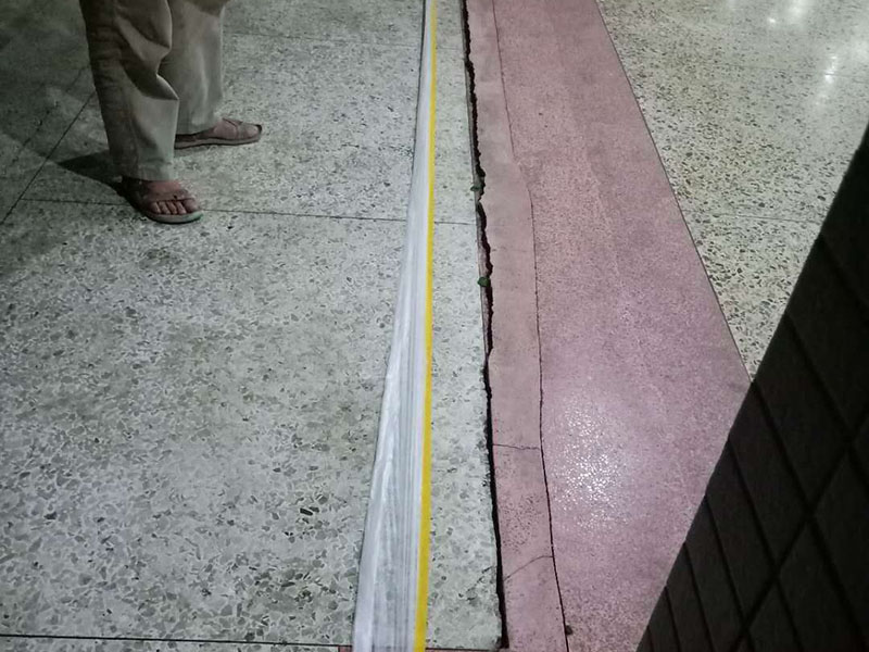 深圳車庫(kù)門維修有哪些方法，在軌道上噴