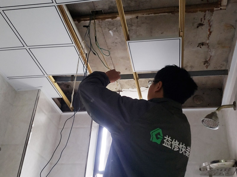 樓上廚衛(wèi)漏水到吊頂上面，樓上漏水怎么