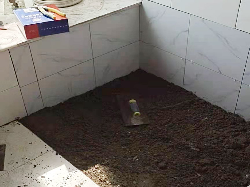 才裝修好2年的房子，衛(wèi)生間地磚漏水怎