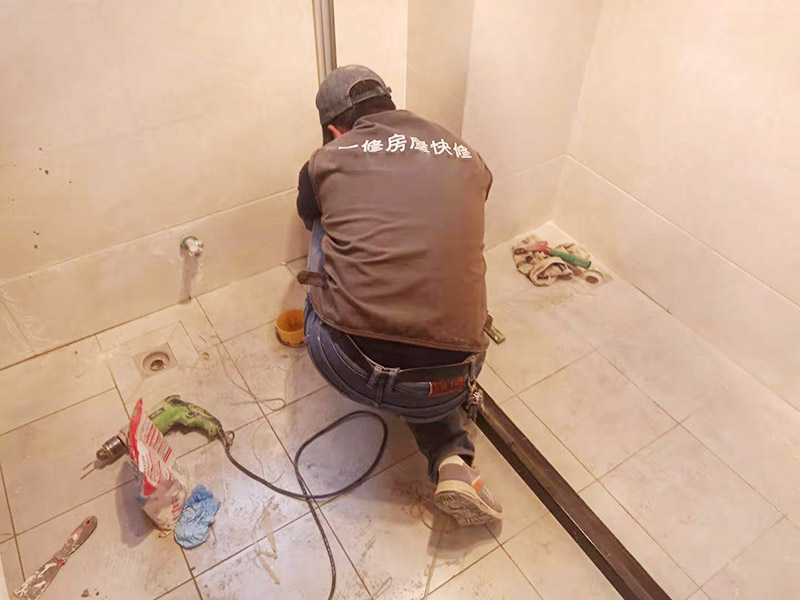 普通住房里面的踢腳線斷了需要更換，準