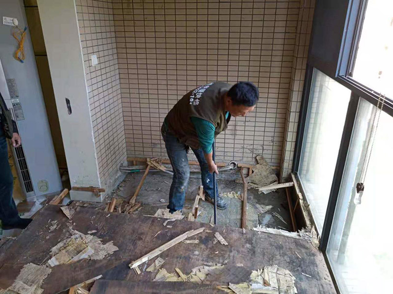 陽(yáng)臺(tái)拆除多少錢一平方？老式陽(yáng)臺(tái)拆裝師